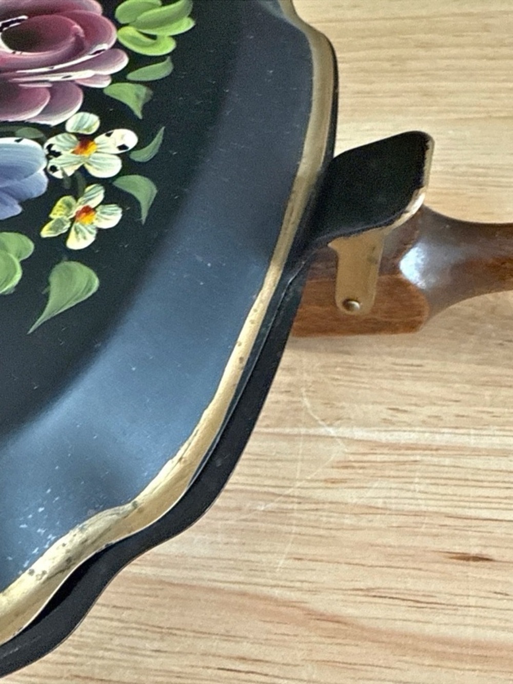 Vintage Toleware Hand Painted Silent Butler Crumb Catcher Wooden Handle Nashco - Picture 12 of 15